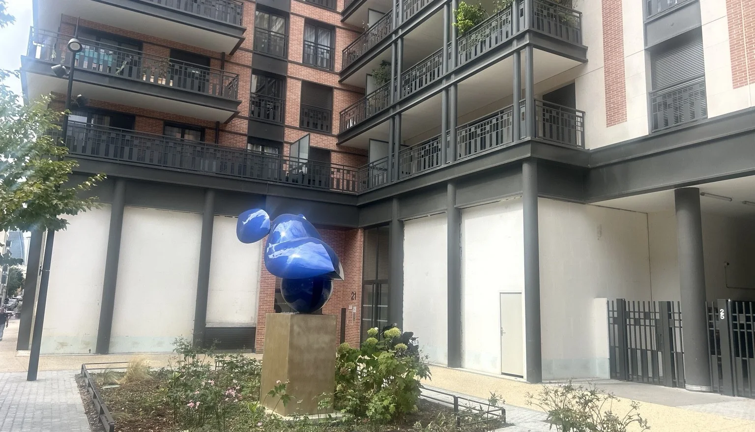 Façade du local du local de 112 m² au Village Delage, Courbevoie