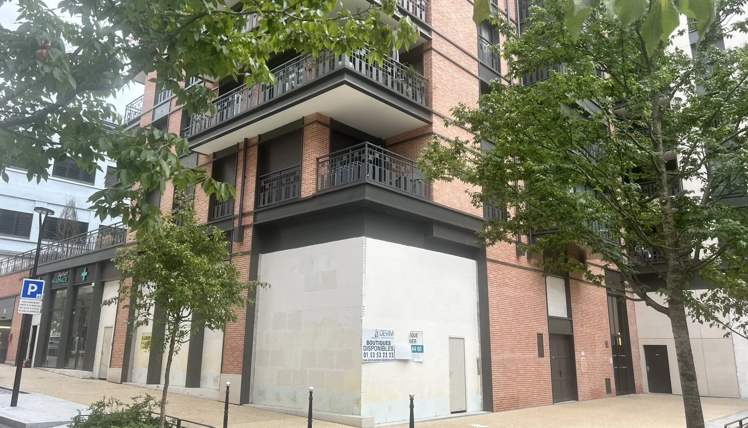 Façade du local du local de 148 m² au Village Delage, Courbevoie