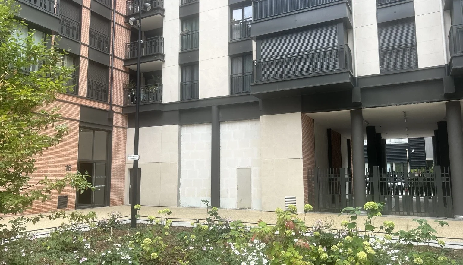 Façade du local du local de 206 m² au Village Delage, Courbevoie