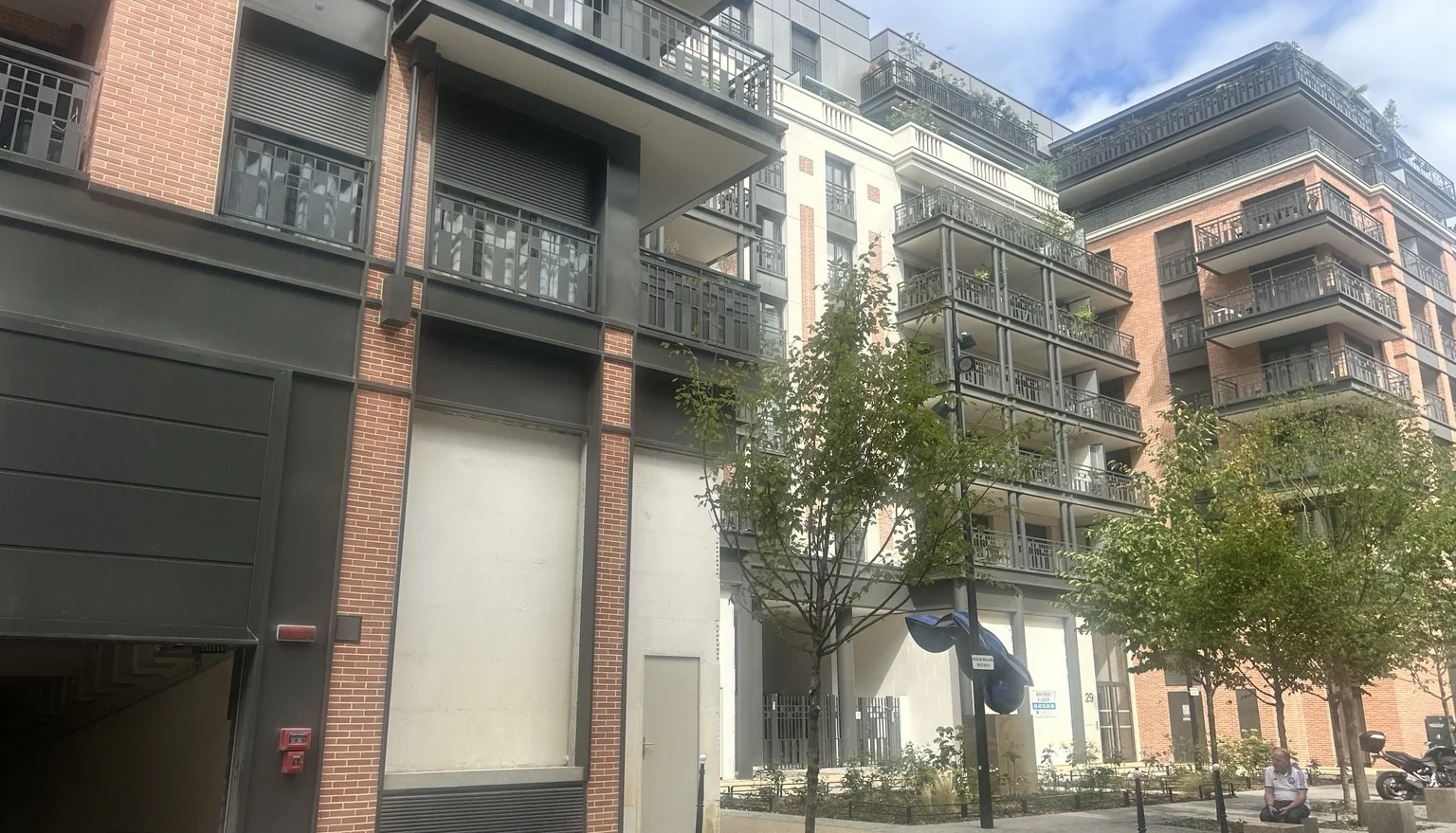 Façade du local du local de 207 m² au Village Delage, Courbevoie