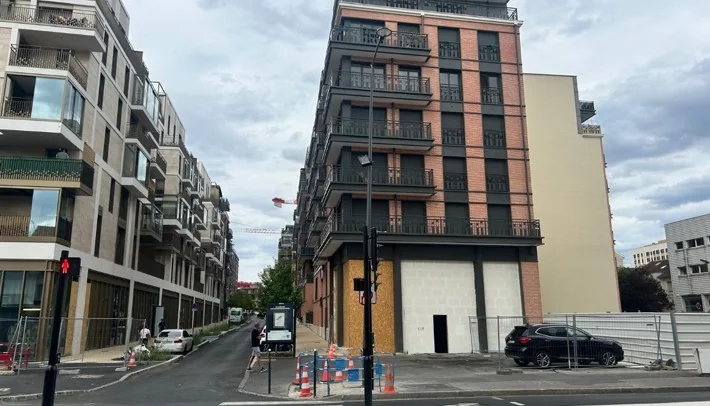 Façade du local du local de 213 m² au Village Delage, Courbevoie