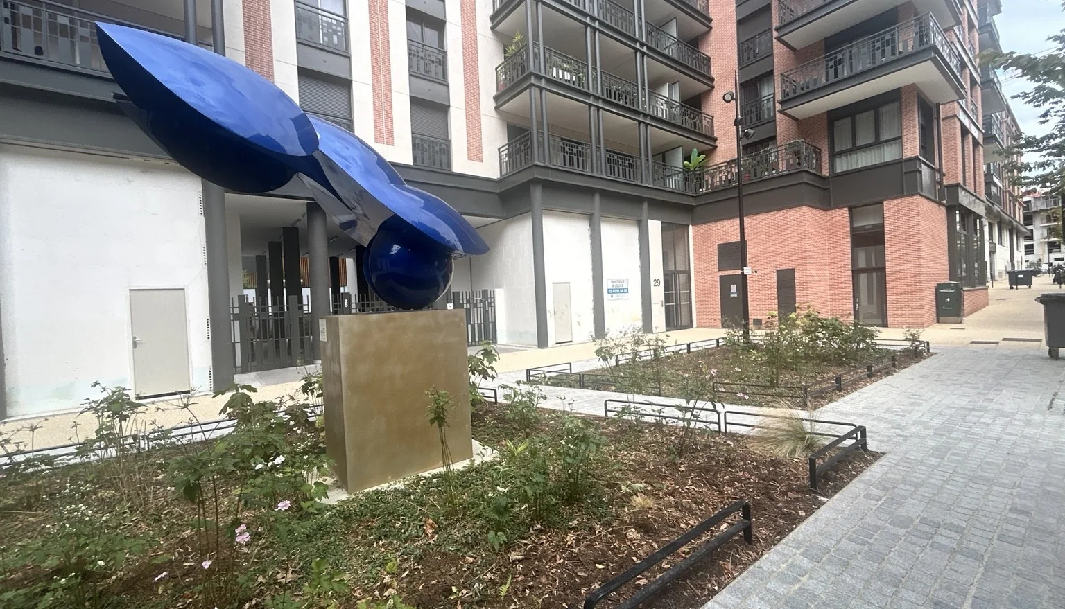 Façade du local du local de 91 m² au Village Delage, Courbevoie