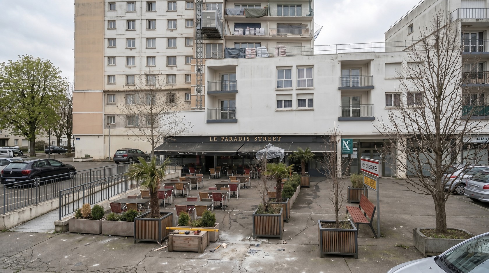 Parvis et facade existante du local a Noisy-le-Grand